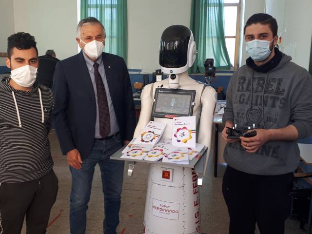 Ceccarelli con studenti e robot fernando.jpg