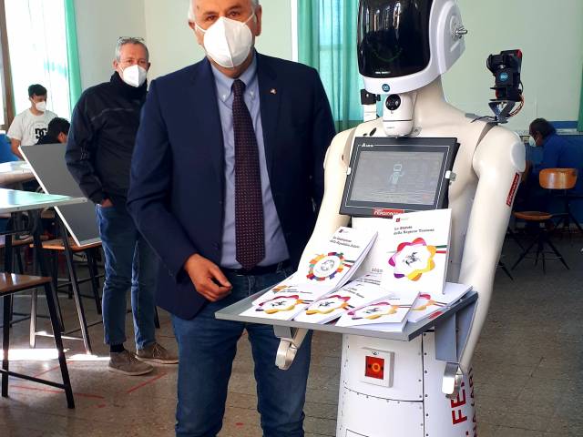 Ceccarelli con robot Fernando.jpg