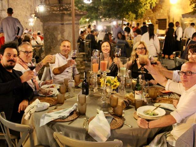 cena in piazza_lucignano_24.jpg