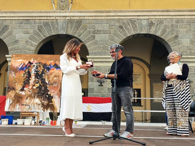 foto 3 - Gamal Meleka premiato in Piazza Varchi dal sindaco Silvia Chiassai.jpg