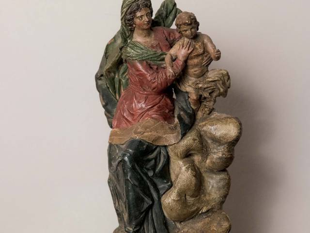 Piccola scultura in terracotta policroma del XVIII sec_scuola napoletana_Madonna con bambino..jpg