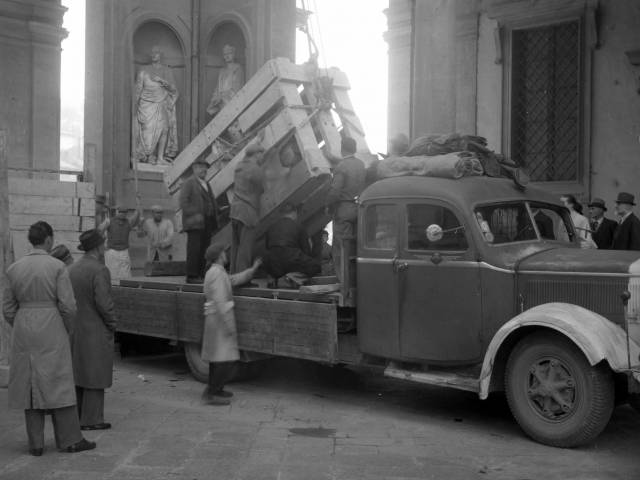 Opere della Galleria degli Uffizi in partenza per depositi (1940 - Gabinetto fotografico degli Uffizi).jpg