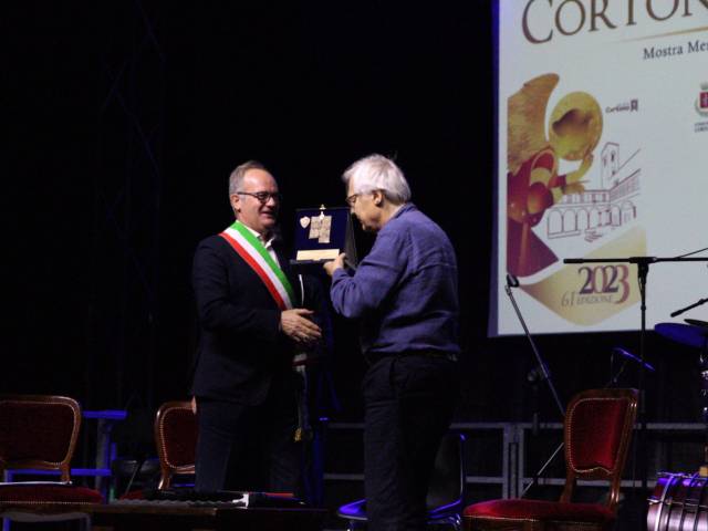 Premio Cortonantiquaria Meoni Sgarbi.JPG
