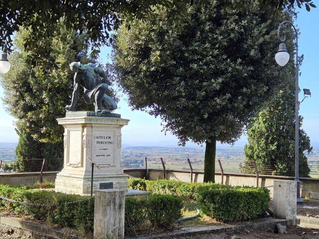 monumento ai caduti_Castiglion Fiorentino.jpg