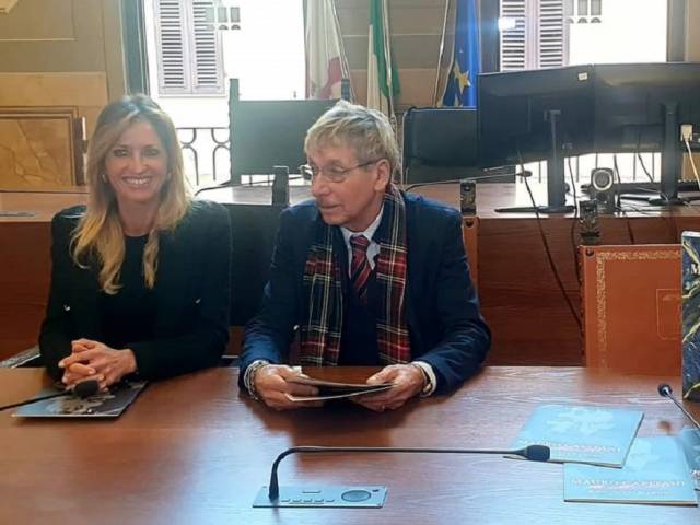 foto 2 - Silvia Chiassai Martini e Mauro Capitani durante la conferenza stampa (foto Comune di Montevarchi).jpg
