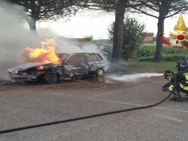 incendio auto Monte San Savino1.jpeg