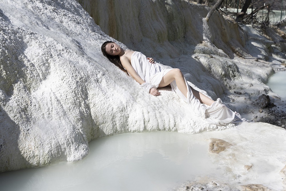 CORTONA - LICEO ARTISTICO LUCA SIGNORELLI - SPENSIERATEZZA DIVINAL’opera vuole trasmettere allo spettatore l'atmosfera di un sogno tranquillo che ci isola dai problemi della vita quotidiana eliminando ansie, paure e incertezze verso spensieratezza leggerezza ed estasi. Il lavoro è stato realizzato tramite tecnica fotografica che ha previsto la realizzazione di un set fotografico nelle vasche presenti nella cava di travertino a Serre di Rapolano (SI). AUTORE: Amelie Ciminaghi 