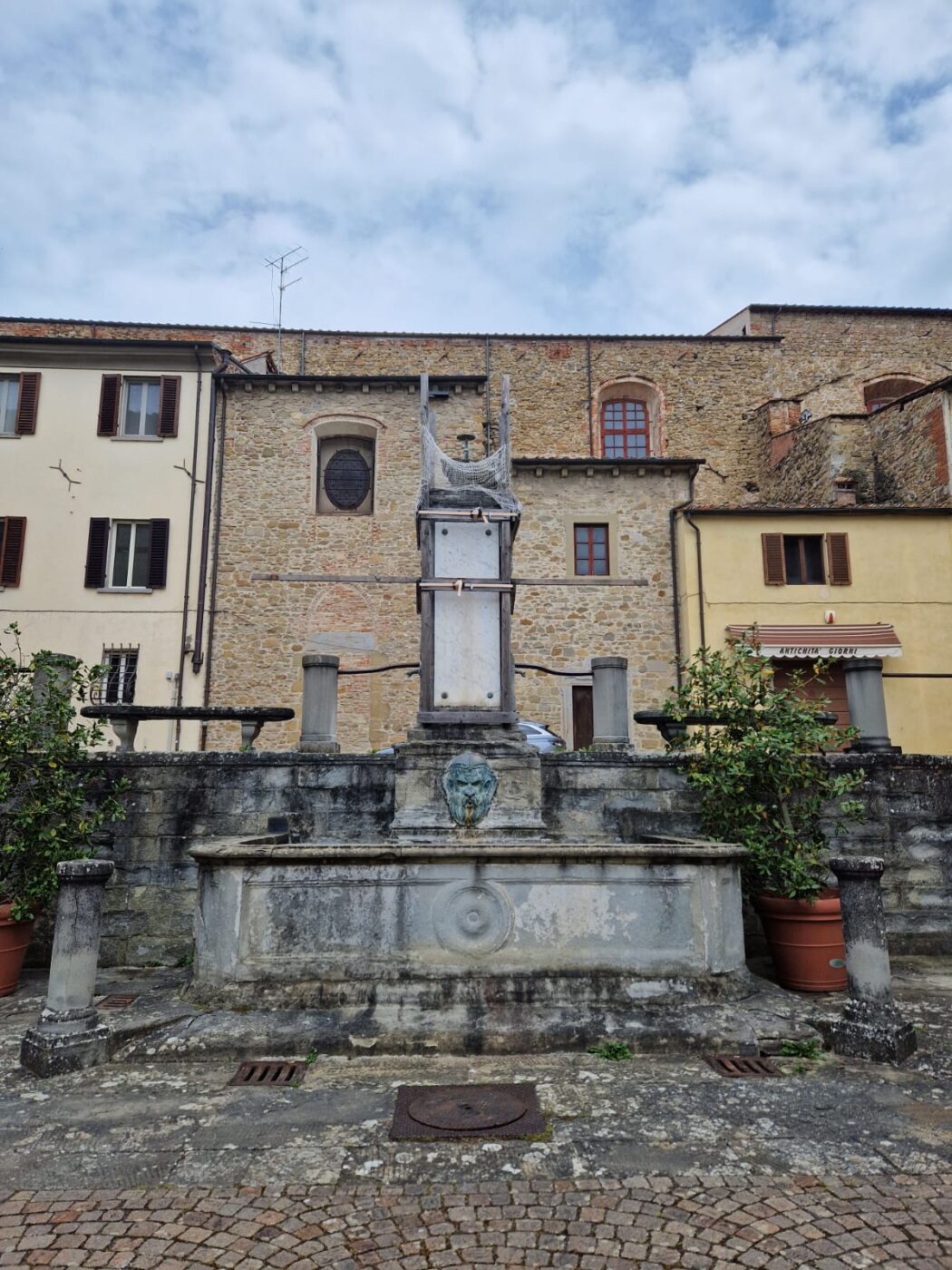 Fontana_piazza_Garibaldi_2