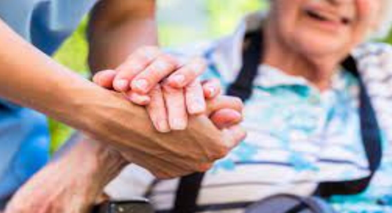 Assistenza persone non autosufficienti, come accedere ai contributi