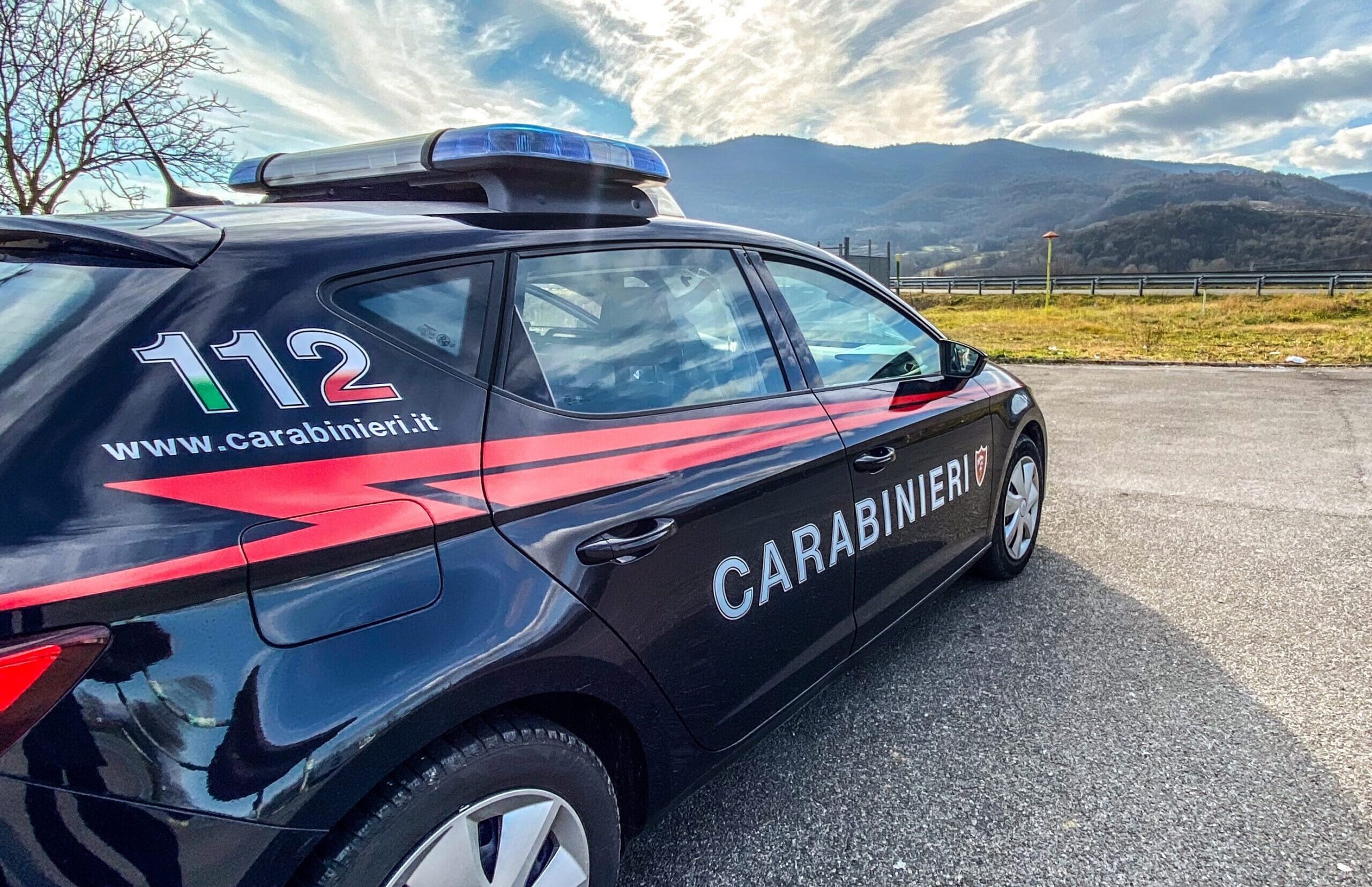 Coltelli, bastoni e minacce contro straniero, tre minorenni denunciati per aggressione. Perquisizioni e sequestro di armi