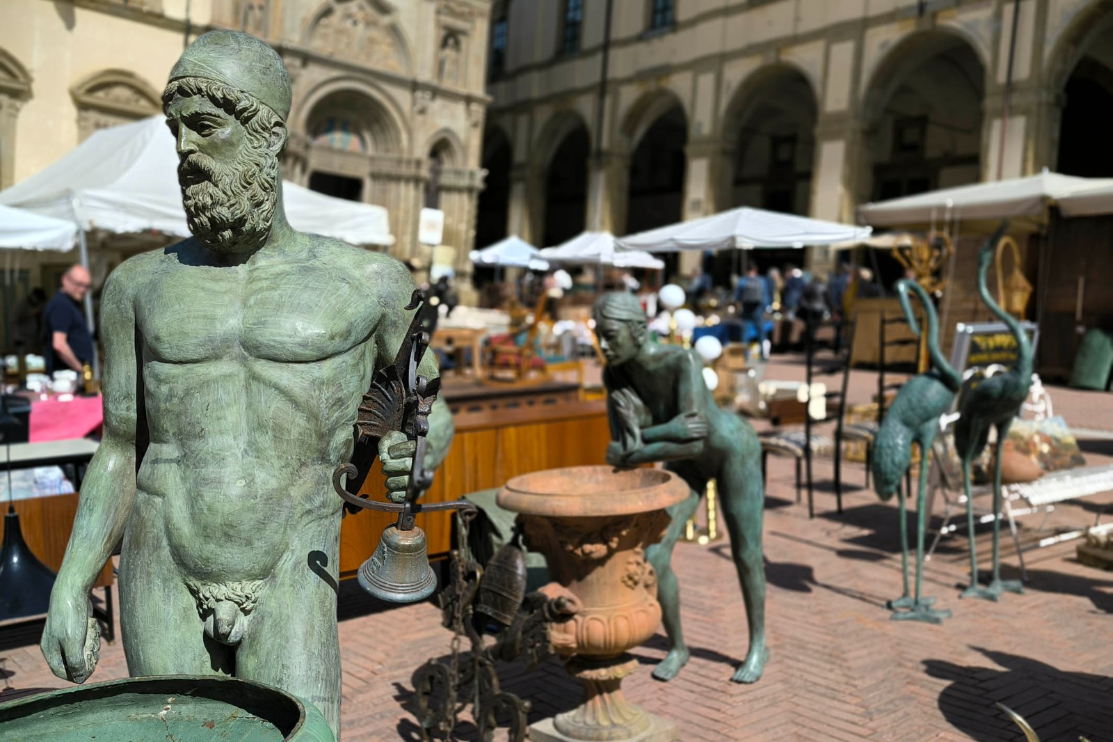 Arezzo, il fascino dell’open air alla Fiera Antiquaria di aprile – Foto