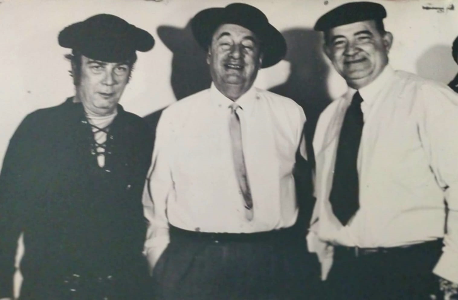 foto 1 – Abel Vallmitjana con Pablo Neruda e Miguel Otero Silva