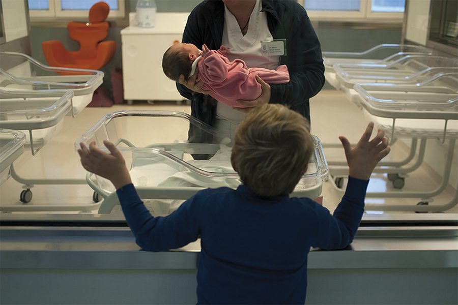 Parto cesareo in emergenza salva la vita a madre e neonata di 29 settimane