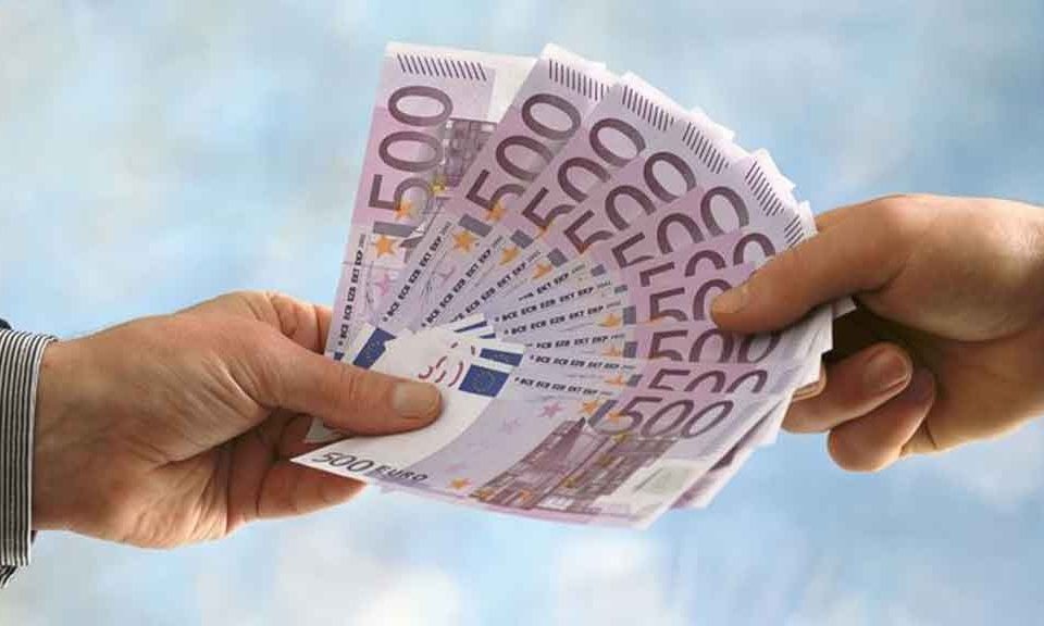 1530694374_pagamento-dello-stipendio-in-contanti-960×576