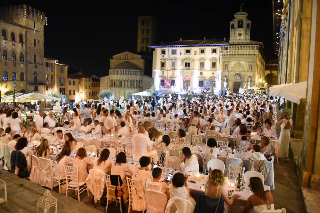 La cena in bianco in Piazza Grande ad Arezzo – FOTO