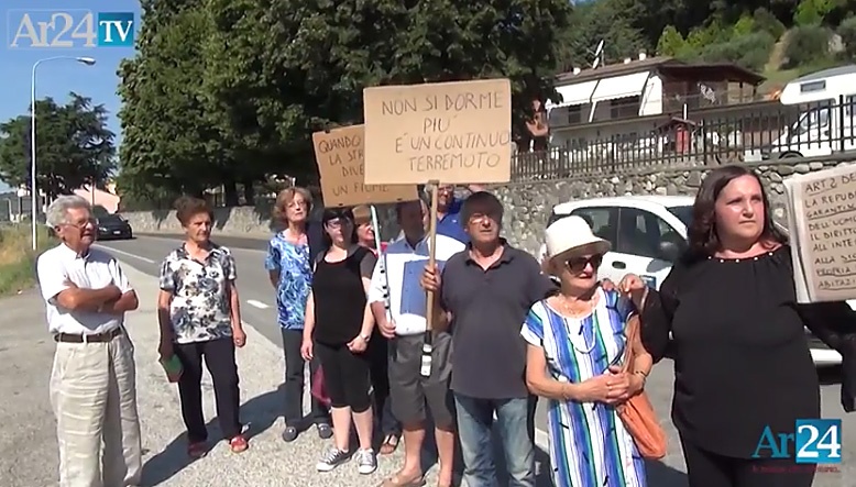 A Le Ville abitanti in strada contro il traffico e la situazione della SS 73 – VIDEO