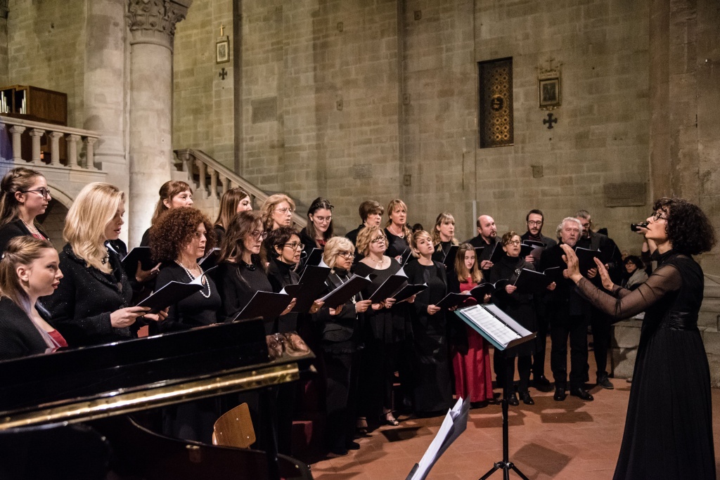 1535454520_Coro_Cantori_di_Vita_e_Direttore_Gianna_Ghiori-min_002