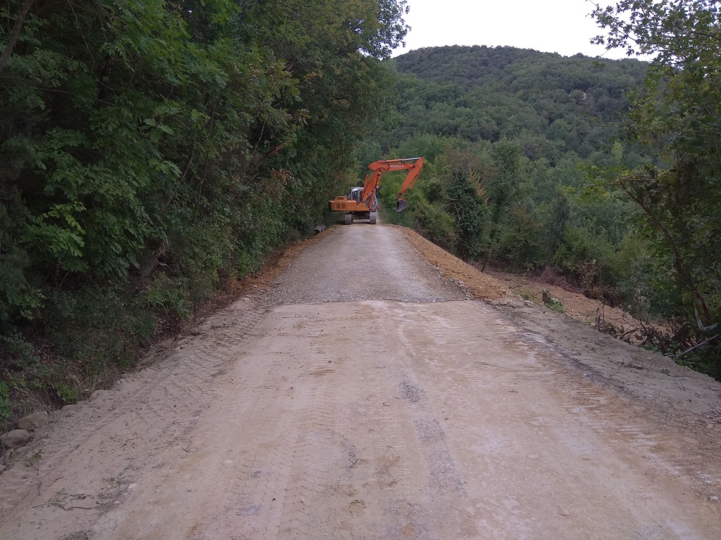 1537257745_IMG_20180913_strada_completata_manca_asfalto_e_finiture_002