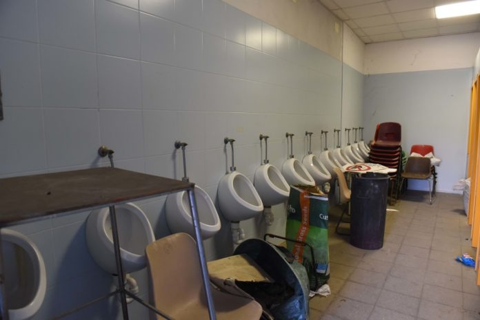 Cialtronerie aretine – bagni e terreno di gioco allo stadio di Arezzo –  FOTO