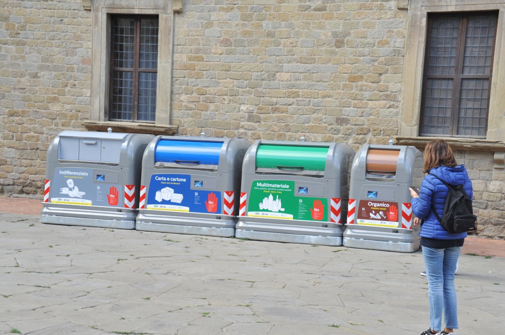 4 cassonetti di colore diverso per una rivoluzione del conferimento dei rifiuti
