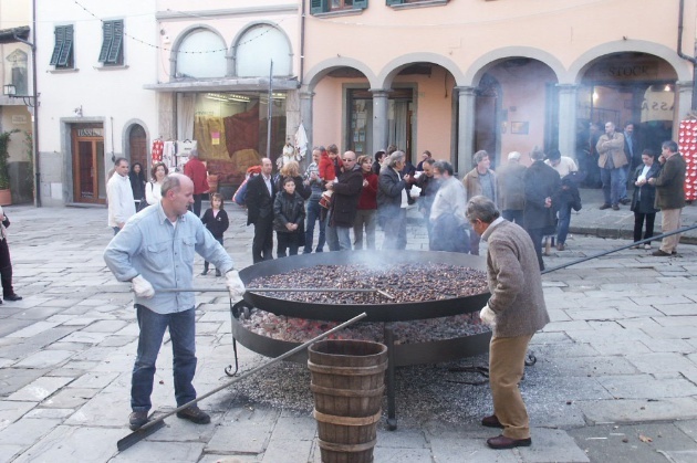 1541833842_Stia_castagnata_in_piazza_tanucci