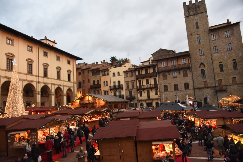Requisite le casette del villaggio tirolese in piazza grande per alloggiare i senzatetto