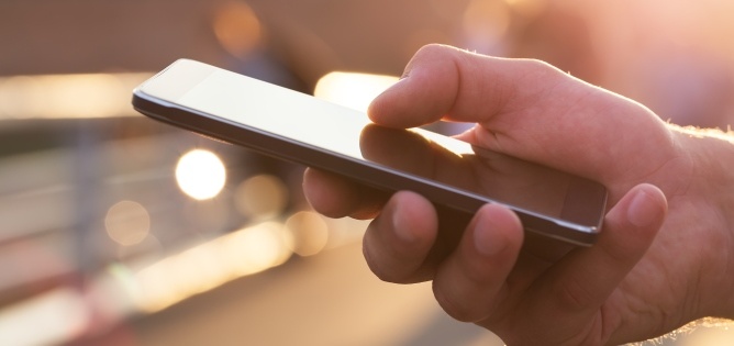 1546958086_Smartphone-hand