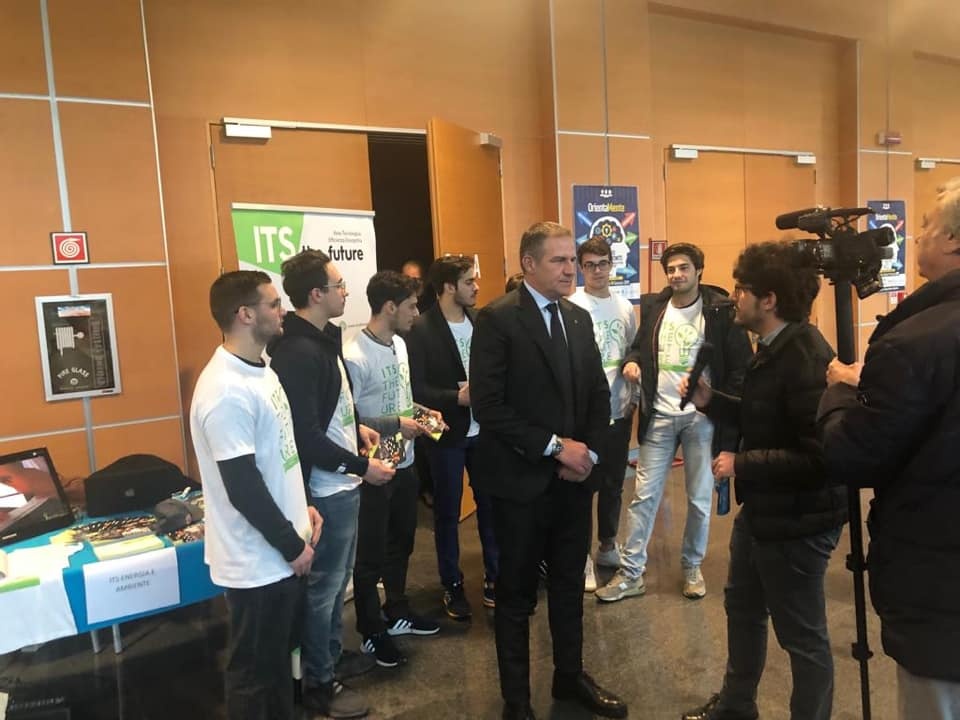 OrientaMente, Macrì: “Il mondo del lavoro e la scuola devono dialogare, Its modello efficace” Ar24Tv