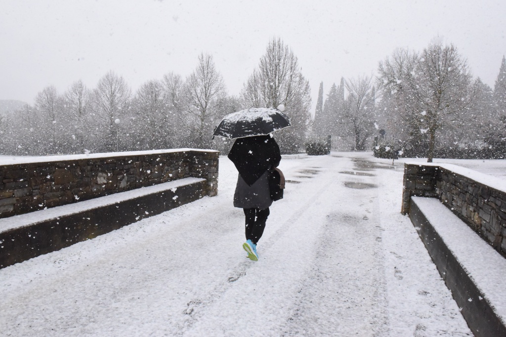 La merla non molla: codice giallo per piogge, vento e neve. Previsto gelicidio in Casentino