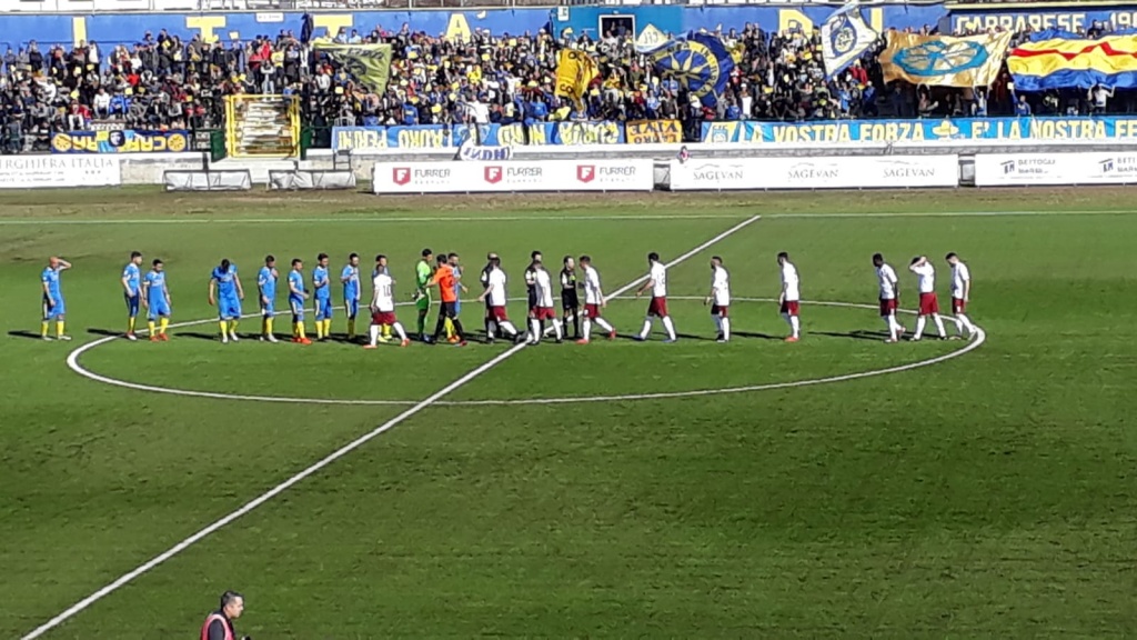Arezzo colpita tre volte, per gli amaranto notte fonda a Carrara. La curva applaude lo stesso Ar24Tv