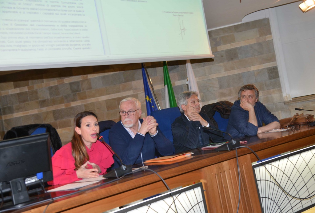 1555152247_Azzerati-BancaEtruria_borsa-merci_4