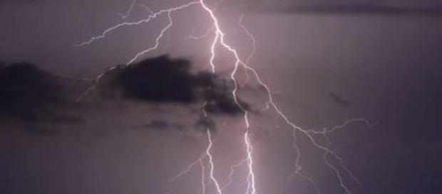 Allerta meteo, forti temporali attesi nelle aree interne. Si teme per lo svolgimento della Giostra del Saracino