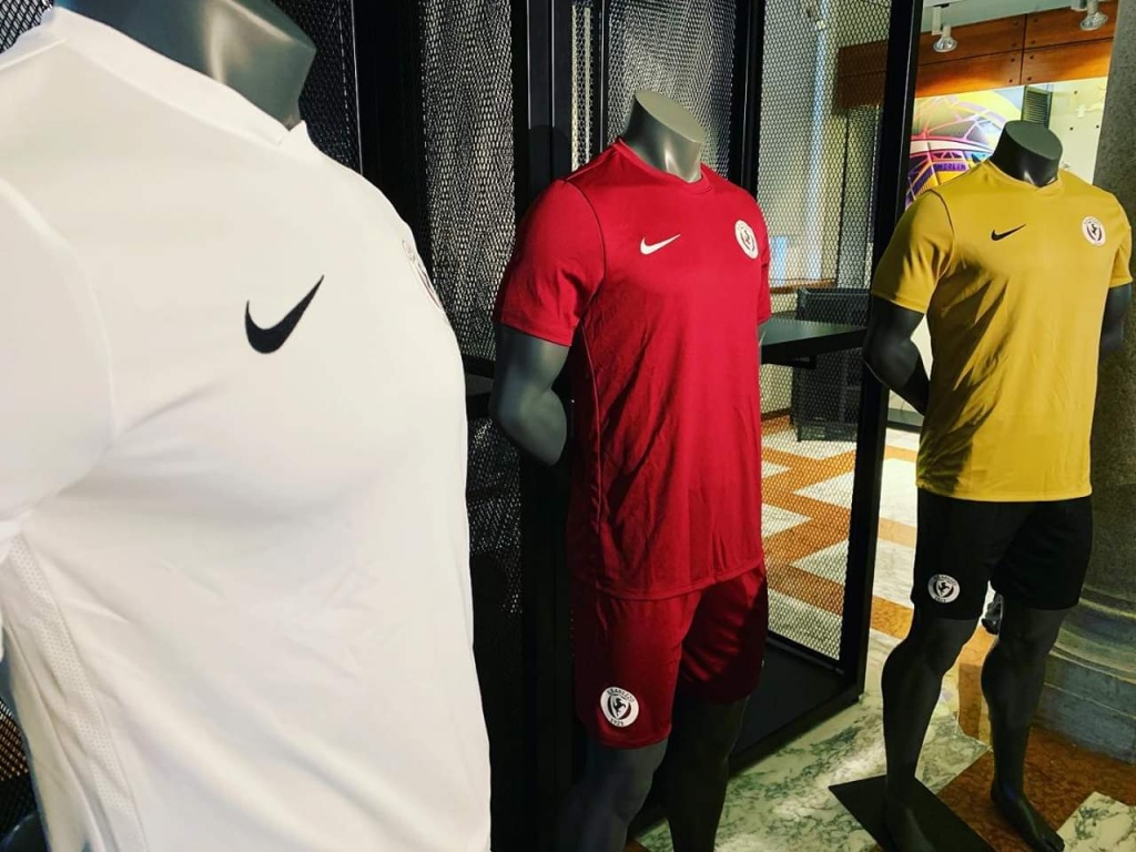 Arezzo firmata Nike: presentate nella sede romana le nuove maglie degli amaranto Ar24Tv