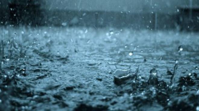 Codice giallo fino alle 12 di domani, sabato, per piogge e temporali