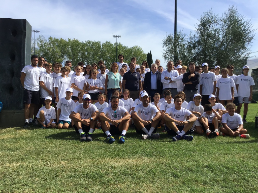 1569051843_foto_di_gruppo_del_tennis_team_project