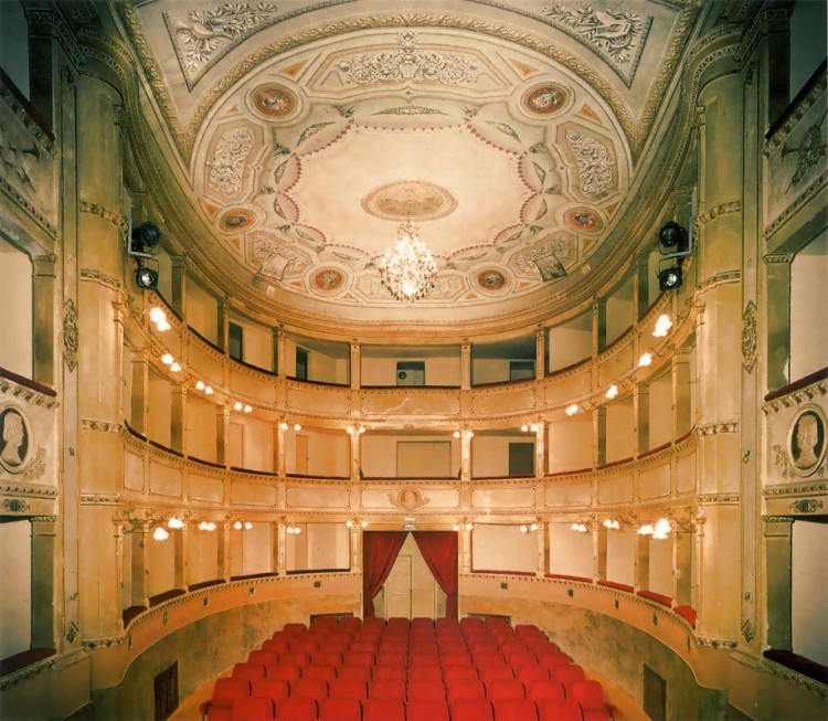 1574325070_platea-palco-teatro-anghiari-teatro-comunale-dei-ricomposti-750×653