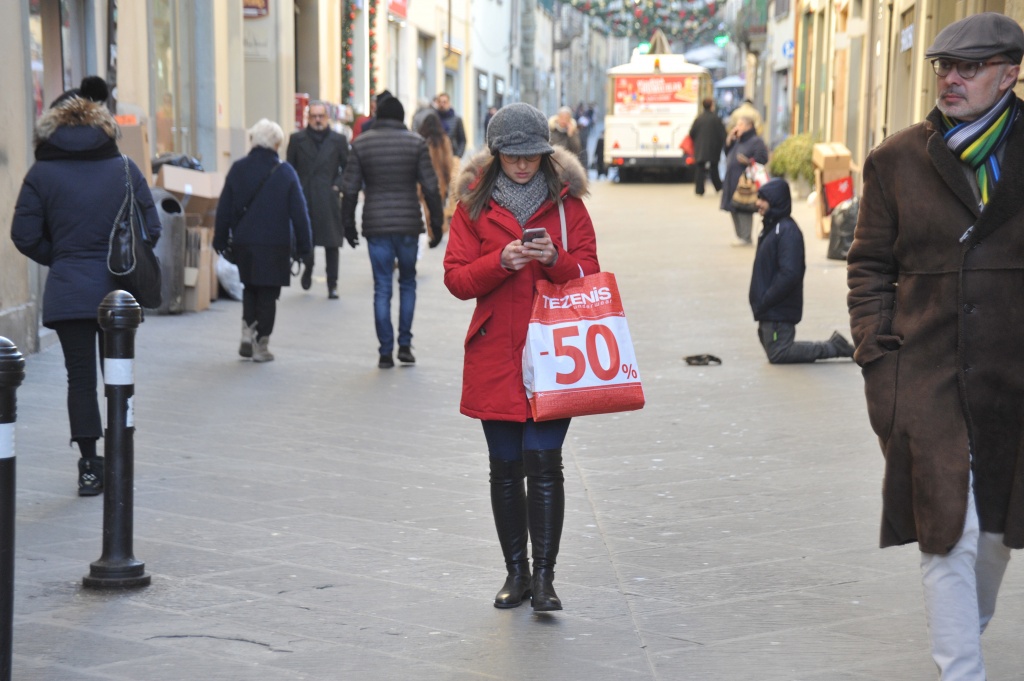 Saldi, gli aretini preferiscono i negozi tradizionali. In tanti a caccia dell’occasione Ar24Tv