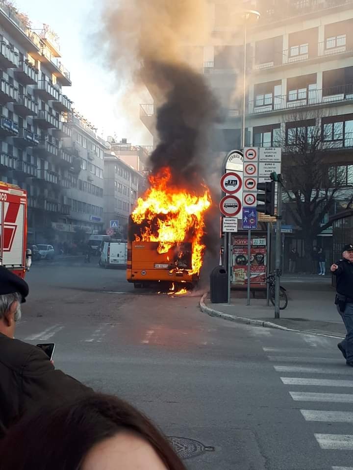 1580976788_autobus_a_fuoco3