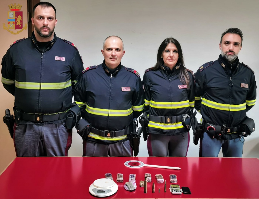 1581524555_cane_vede_3_persone_scambiarsi_qualcosa._Li_segnala_alla_Polstrada_che_li_blocca_in_A1._Sequestrati_700_grammi_di_droga_FOTO