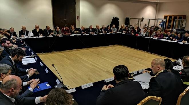1582615486_riunione-prefettura-firenze-coronavirus