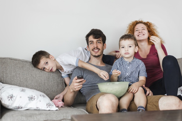 1584528184_famiglia-che-si-siede-sul-divano-a-guardare-la-televisione-a-casa_23-2147909524