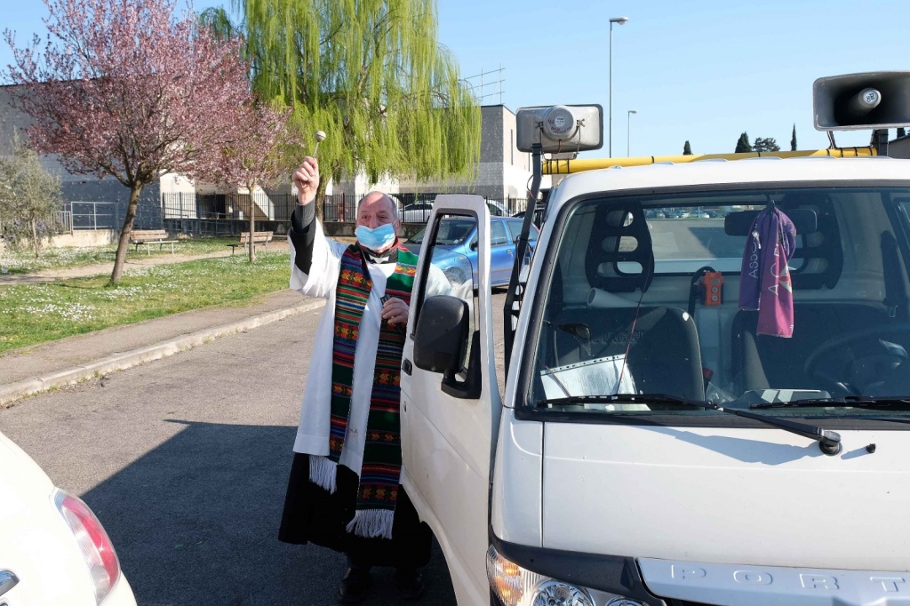 Il parroco con l’Ape benedice Castiglion Fibocchi: applausi della gente a Don Adriano