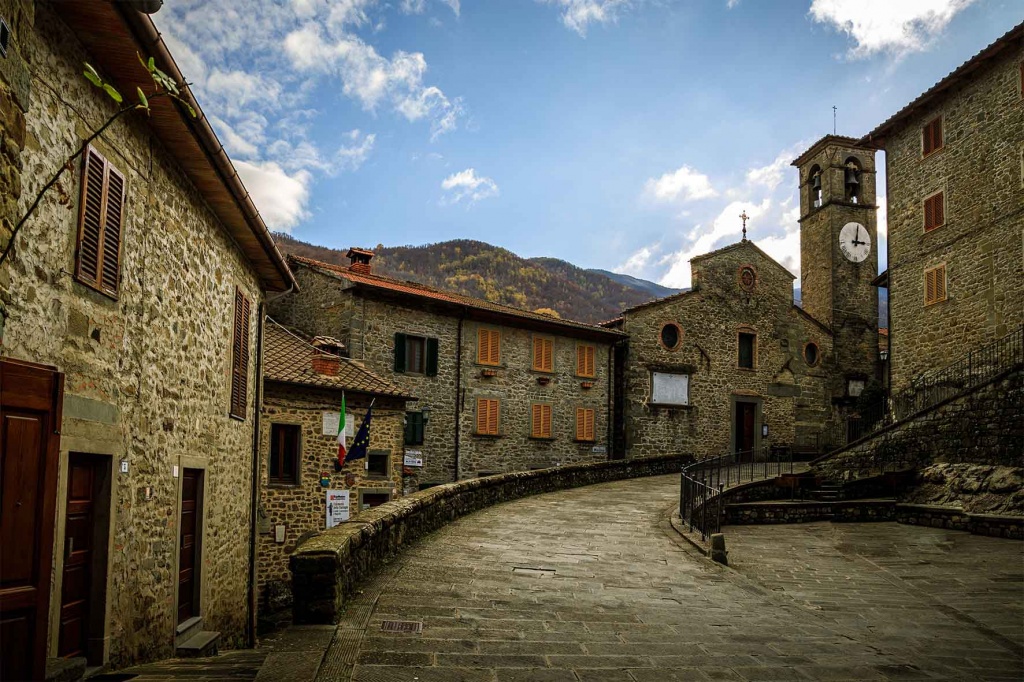 1585645939_Brigata_di_Raggiolo_-_Raggiolo_piazza_San_Michele_1