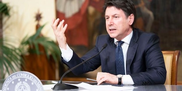 Liquidità a imprese, stop pagamenti fiscali, tablet nelle scuole: Conte vara un Dl da tempi di guerra Video