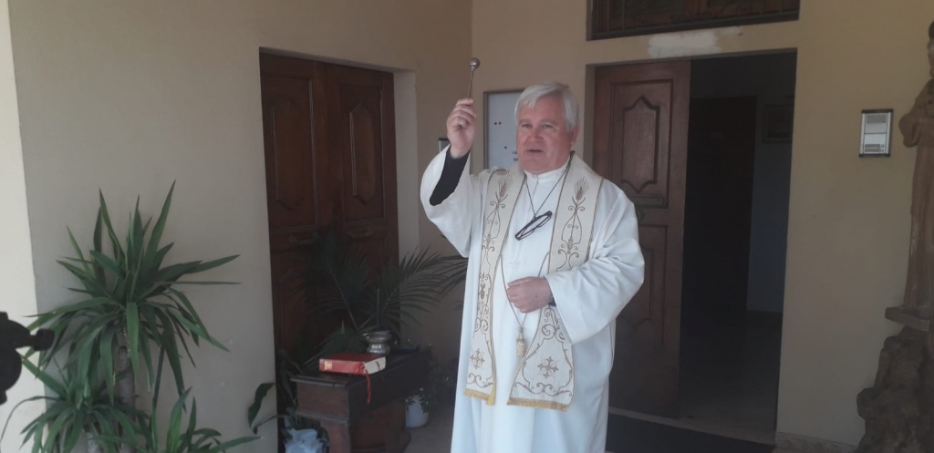 Pasqua a Olmo, Don Gianfranco: “Giorni vuoti, ma ne usciremo” Video