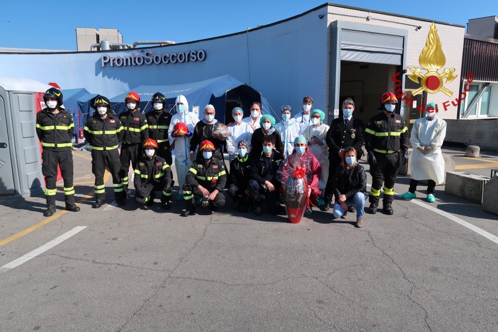 L’elmo e la forza dei Vigili del Fuoco per il personale dell’ospedale San Donato di Arezzo Ar24Tv