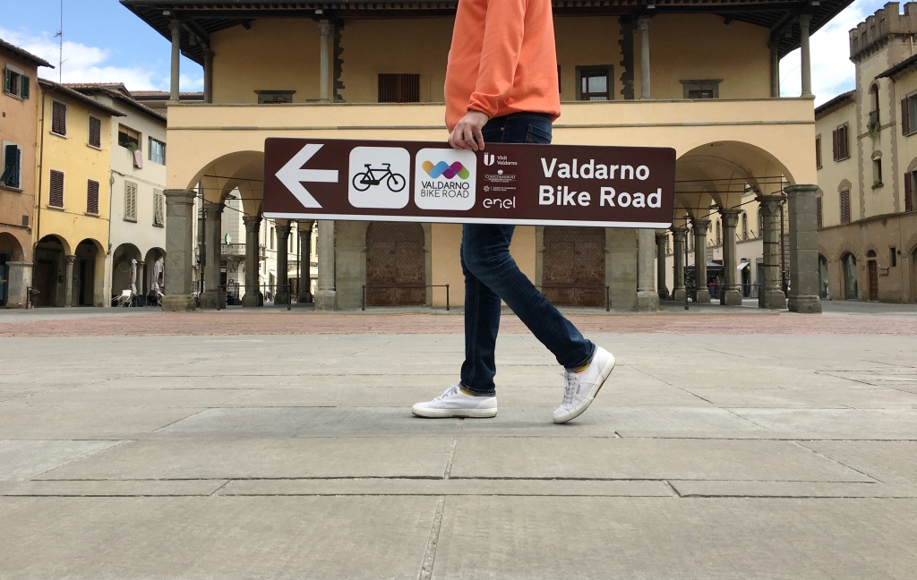 1588860806_consegna-cartelli-valdarno-bike-road