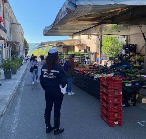 1589971149_polizia_mercato_1