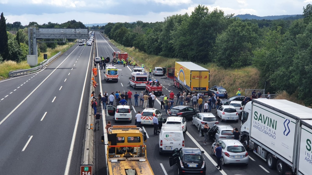 Incidente sulla A1, l’avvocato: “Tragedia da analizzare attentamente, verificare posizione veicolo in sosta”