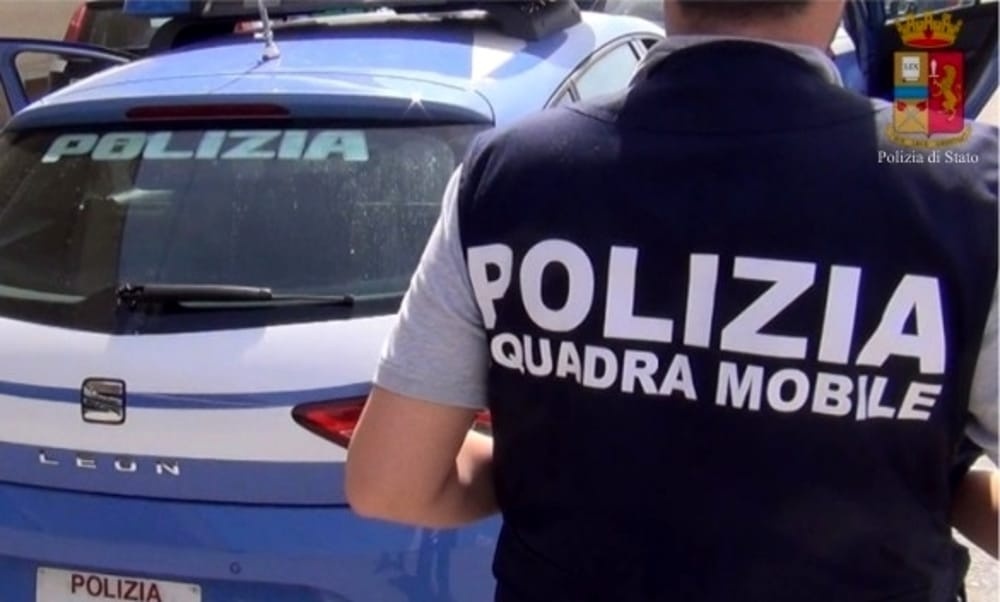 Coppia coraggio: lui trattiene il ladro, lei chiama la Polizia. Arrestato pluripregiudicato